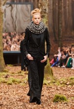 シャネル 2018/19年秋冬 プレタポルテ コレクション - 日ごとに秋めくシャネルの森｜写真15