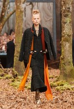 シャネル 2018/19年秋冬 プレタポルテ コレクション - 日ごとに秋めくシャネルの森｜写真16