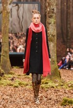 シャネル 2018/19年秋冬 プレタポルテ コレクション - 日ごとに秋めくシャネルの森｜写真18