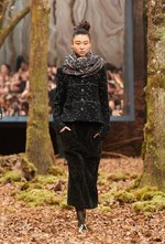 シャネル 2018/19年秋冬 プレタポルテ コレクション - 日ごとに秋めくシャネルの森｜写真19