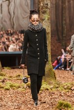 シャネル 2018/19年秋冬 プレタポルテ コレクション - 日ごとに秋めくシャネルの森｜写真21