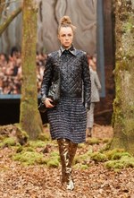 シャネル 2018/19年秋冬 プレタポルテ コレクション - 日ごとに秋めくシャネルの森｜写真22
