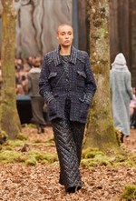 シャネル 2018/19年秋冬 プレタポルテ コレクション - 日ごとに秋めくシャネルの森｜写真23