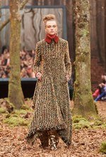シャネル 2018/19年秋冬 プレタポルテ コレクション - 日ごとに秋めくシャネルの森｜写真26