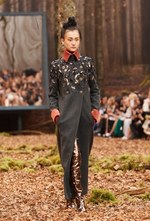 シャネル 2018/19年秋冬 プレタポルテ コレクション - 日ごとに秋めくシャネルの森｜写真27