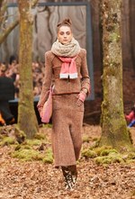 シャネル 2018/19年秋冬 プレタポルテ コレクション - 日ごとに秋めくシャネルの森｜写真29