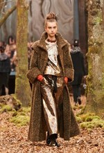 シャネル 2018/19年秋冬 プレタポルテ コレクション - 日ごとに秋めくシャネルの森｜写真33