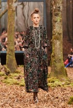 シャネル 2018/19年秋冬 プレタポルテ コレクション - 日ごとに秋めくシャネルの森｜写真37