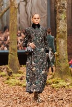 シャネル 2018/19年秋冬 プレタポルテ コレクション - 日ごとに秋めくシャネルの森｜写真38
