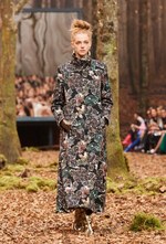 シャネル 2018/19年秋冬 プレタポルテ コレクション - 日ごとに秋めくシャネルの森｜写真39