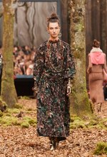 シャネル 2018/19年秋冬 プレタポルテ コレクション - 日ごとに秋めくシャネルの森｜写真42