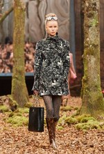 シャネル 2018/19年秋冬 プレタポルテ コレクション - 日ごとに秋めくシャネルの森｜写真43