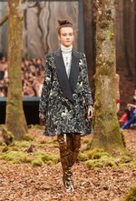 シャネル 2018/19年秋冬 プレタポルテ コレクション - 日ごとに秋めくシャネルの森｜写真44
