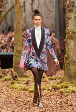 シャネル 2018/19年秋冬 プレタポルテ コレクション - 日ごとに秋めくシャネルの森｜写真47