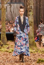 シャネル 2018/19年秋冬 プレタポルテ コレクション - 日ごとに秋めくシャネルの森｜写真49