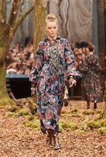 シャネル 2018/19年秋冬 プレタポルテ コレクション - 日ごとに秋めくシャネルの森｜写真50