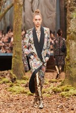 シャネル 2018/19年秋冬 プレタポルテ コレクション - 日ごとに秋めくシャネルの森｜写真52