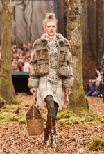 シャネル 2018/19年秋冬 プレタポルテ コレクション - 日ごとに秋めくシャネルの森｜写真54