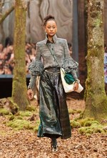 シャネル 2018/19年秋冬 プレタポルテ コレクション - 日ごとに秋めくシャネルの森｜写真59