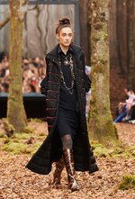 シャネル 2018/19年秋冬 プレタポルテ コレクション - 日ごとに秋めくシャネルの森｜写真61