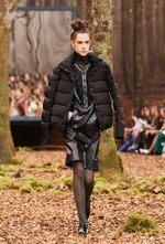シャネル 2018/19年秋冬 プレタポルテ コレクション - 日ごとに秋めくシャネルの森｜写真62