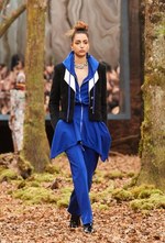 シャネル 2018/19年秋冬 プレタポルテ コレクション - 日ごとに秋めくシャネルの森｜写真64