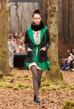 シャネル 2018/19年秋冬 プレタポルテ コレクション - 日ごとに秋めくシャネルの森｜写真65