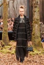 シャネル 2018/19年秋冬 プレタポルテ コレクション - 日ごとに秋めくシャネルの森｜写真69