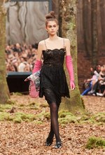 シャネル 2018/19年秋冬 プレタポルテ コレクション - 日ごとに秋めくシャネルの森｜写真70