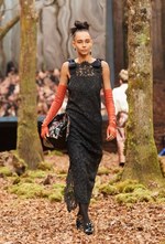 シャネル 2018/19年秋冬 プレタポルテ コレクション - 日ごとに秋めくシャネルの森｜写真71