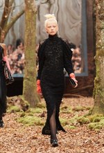 シャネル 2018/19年秋冬 プレタポルテ コレクション - 日ごとに秋めくシャネルの森｜写真72