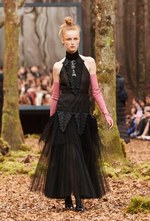 シャネル 2018/19年秋冬 プレタポルテ コレクション - 日ごとに秋めくシャネルの森｜写真74