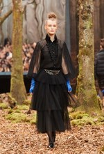 シャネル 2018/19年秋冬 プレタポルテ コレクション - 日ごとに秋めくシャネルの森｜写真75