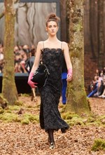 シャネル 2018/19年秋冬 プレタポルテ コレクション - 日ごとに秋めくシャネルの森｜写真77