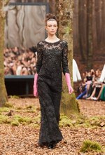 シャネル 2018/19年秋冬 プレタポルテ コレクション - 日ごとに秋めくシャネルの森｜写真79