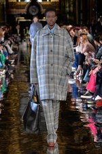 ステラ マッカートニー 2018-19年秋冬コレクション - 改めて見つめ直す自分の長所とは｜写真24