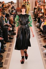 カルヴェン 2018-19年秋冬コレクション - 不協和音が生むドラマティックなサウンド｜写真5