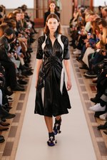 カルヴェン 2018-19年秋冬コレクション - 不協和音が生むドラマティックなサウンド｜写真32