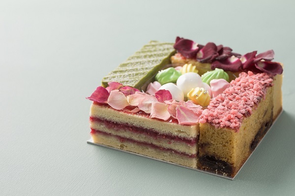 インフィオラータ 5,000円インフィオラータ 5,000円4種類のパウンドケーキを詰め合わせた「インフィオラータ」は、予約限定のレアなスイーツ。抹茶や苺風味のスポンジの上には、色とりどりの花びらをデコレーションした。フラワーボックスさながらの華やかなビジュアルに仕上げている。花いっぱいのブーケ風ケーキ「フルリール」<img src="/img/news/38027/J_s.jpg" alt=
