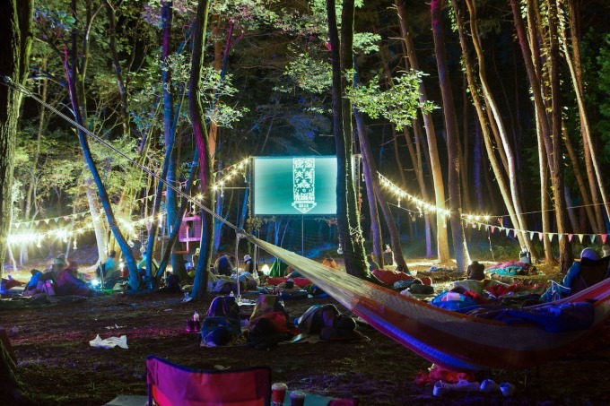 「夜空と交差する森の映画祭」オールナイトで約50本の作品を上映