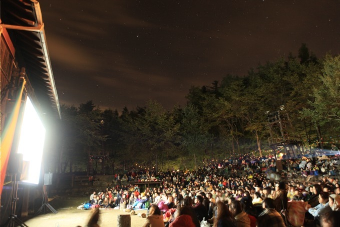 「夜空と交差する森の映画祭」が栃木・ツインリンクもてぎで、約50本の作品をオールナイト上映｜写真1
