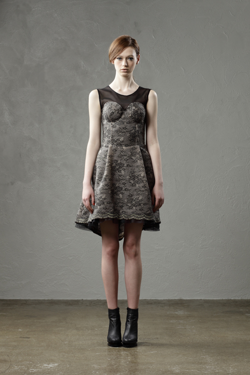 AULA(アウラ) 2012-13年秋冬コレクション - コントラストで魅せる、光と影が内在する服-画像1