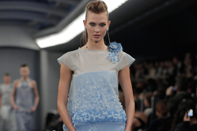 シャネルが東京でオートクチュールコレクションショーを開催