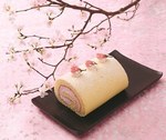 大丸東京店に春限定の桜スイーツ全100種集結、桜の塩漬けを飾った和風ロールケーキや花びらクッキーなど｜写真1