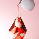 ショコラティエ　パレ ド オールからいちごソースを注いで味わう春限定パフェ｜写真1