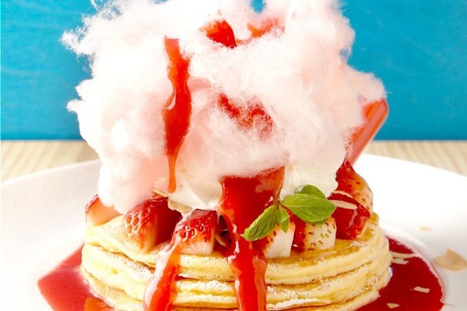 ハワイ｜クア・アイナから「コットンキャンディパンケーキ」登場、ふわふわ綿菓子にストロベリーソース