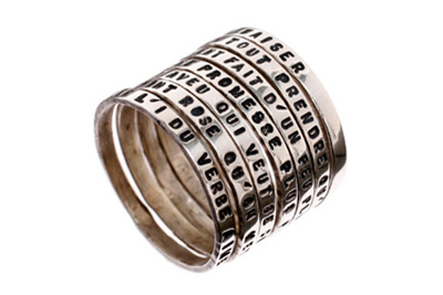 強く優しいメッセージが刻まれた、心に寄り添うセルジュ・トラバルのジュエリー