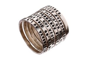 強く優しいメッセージが刻まれた、心に寄り添うセルジュ・トラバルのジュエリー