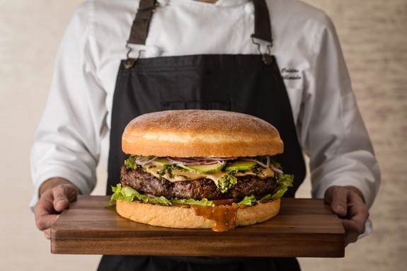 過去最大・1.5㎏の特大ビーフパティを使ったハンバーガー、グランド ハイアット 東京で | 写真