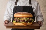 過去最大・1.5㎏の特大ビーフパティを使ったハンバーガー、グランド ハイアット 東京で